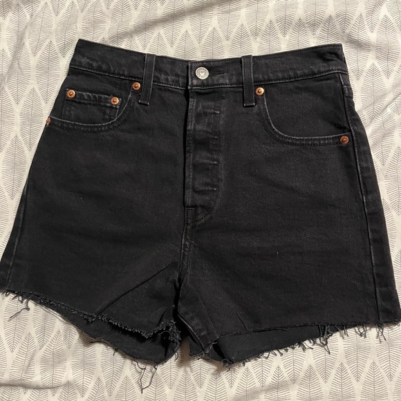 2 Black Ribcage Levi’s Shorts (26) + 1 Blue 501 Levi’s Shorts (25) - Picture 5 of 6